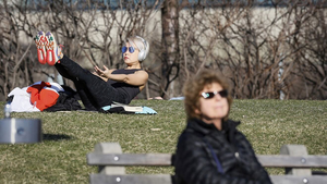 Đã tiêm vaccine COVID-19, người Mỹ được ra đường không đeo khẩu trang