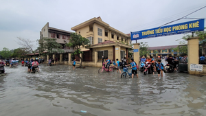 Rùng mình học sinh Bắc Ninh lội trong nước thải nhà máy giấy đục ngầu, hôi thối