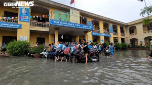 Video: Kinh hãi nước thải nhà máy giấy xả thẳng ra trường học ở Bắc Ninh