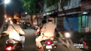 Video: Cảnh sát Ấn Độ dùng gậy quật người vi phạm lệnh phong toả 