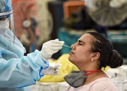 Ca nhiễm mới càng tăng, Ấn Độ càng ít xét nghiệm và tiêm chủng