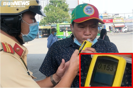 Uống 4 lon bia, tài xế ở TP.HCM ngỡ ngàng khi bị tước giấy phép lái xe 11 tháng