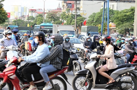 Video: Cửa ngõ Hà Nội, TP.HCM ùn tắc, xe máy ngược xuôi vi phạm giao thông