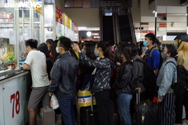 Ảnh: Người dân TP.HCM lỉnh kỉnh đồ đạc, xếp hàng dài mua vé ở Bến xe miền Đông