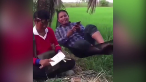 Chàng trai rơi xuống ruộng vì giọng ca thảm họa