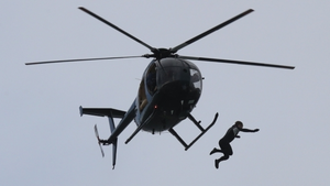 'Người bay' nhảy từ độ cao 40 mét mà không cần dù