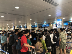 Ảnh: Sân bay Tân Sơn Nhất đông nghẹt người trước ngày nghỉ lễ 30/4