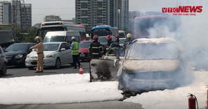 Video: Ô tô 7 chỗ bốc cháy ngùn ngụt, cao tốc Pháp Vân - Cầu Giẽ tắc dài 2km
