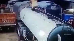 Video: Hàn xe bồn gây nổ, 2 công nhân bổ nhào xuống đất