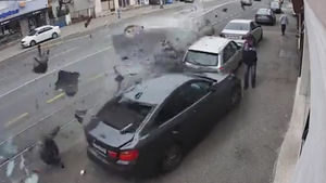 Video: Xe hơi lao thẳng vào ô tô đỗ ven đường, người đàn ông may mắn thoát nạn