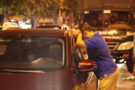 Ùn tắc kinh hoàng tại cầu Rạch Miễu, tài xế kiệt sức, nhiều người bỏ xe đi bộ 