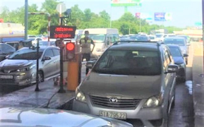 TP.HCM: Tắc kéo dài, trạm thu phí Long Phước cãi lệnh CSGT, quyết không xả trạm