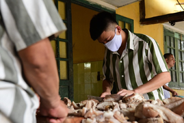 Ảnh: Bữa cơm đặc biệt của phạm nhân trong ngày lễ 30/4