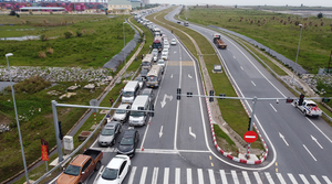 Ảnh: Hàng vạn khách ùn ùn ra đảo, bến phà sang Cát Bà tắc nghẽn ngày 30/4