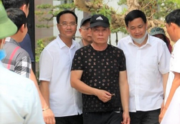 Ảnh: Giám đốc Công an Nghệ An dẫn giải nghi phạm bắn chết 2 người ra xe cảnh sát