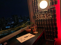 Ghiền đi quẩy mà nơi nào cũng đóng cửa, thanh niên đem luôn cả 'quán bar' về nhà