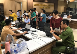 Công an Thừa Thiên - Huế không nghỉ lễ, xuyên đêm làm thẻ căn cước cho dân