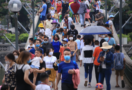 Người dân Thủ đô đổ xô tới công viên Thủ Lệ vui chơi dịp nghỉ lễ 30/4