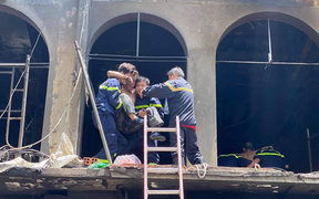 Phi thân từ tầng 2 xuống đất thoát khỏi đám cháy chung cư ở TP.HCM