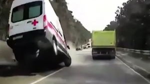 Video: Xe cấp cứu đấu đầu Audi trên cao tốc, một người chết 