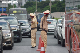 CSGT xuống chốt sớm, phân luồng tránh tắc đường ở cửa ngõ Hà Nội