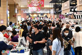 Trung tâm thương mại ở Hà Nội đông đúc khách ngày nghỉ lễ