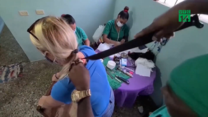 Video: 'Thần y' chữa bệnh bằng dao, búa ở Cuba