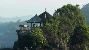 Video: Ngôi đền thiêng tuyệt đẹp nằm trên tảng đá giữa biển ở Indonesia