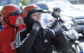 Lo sợ kẹt xe, người miền Tây đội nắng trở lại TP.HCM sớm