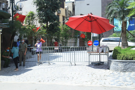 Phong toả chung cư có nhân viên karaoke dương tính với SARS-CoV-2 ở Hà Nội