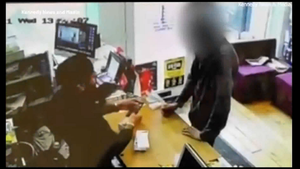 Video: Chủ cửa hàng nhanh tay chốt cửa, tên trộm phải trả lại đồ vừa chôm