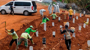Video: Chôn cất các thi thể, công nhân đào mộ ở Ấn Độ làm việc 24/7 