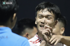 Hoàng Đức ăn mừng khiêu khích, chỉ tay vào mặt trọng tài đầy phản cảm