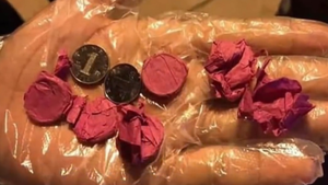 Video: Ném đồng xu vào động cơ máy bay để lấy may, 148 hành khách suýt mất mạng