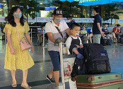 Sân bay, bến xe, bến phà ở TP.HCM thông thoáng ngày cuối kỳ nghỉ lễ