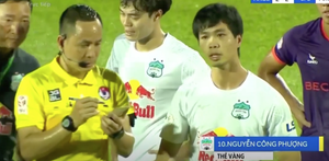 Video: Công Phượng ném chai nước trước mặt trọng tài