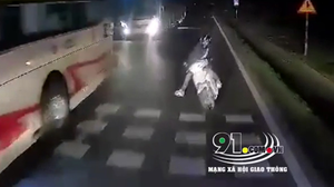 Video: Thanh niên lái xe vượt ẩu trong đêm, bị xe tải tông văng gần 3m