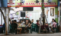 Ảnh: Quán ăn, cà phê đường phố ở Hà Nội vẫn tấp nập khách sau lệnh cấm hoạt động