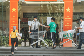 Hà Nội cách ly tầng chung cư có chuyên gia Ấn Độ nghi mắc COVID-19