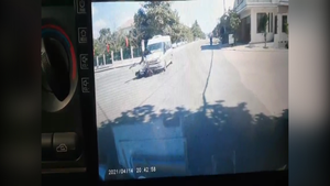 Video: Nam thanh niên lái xe máy qua ngã tư bị ô tô tông văng ra đường