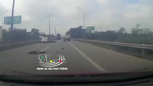 Video: Đánh võng xe máy trên đường, nam thanh niên bị xe tải tông nằm bất động