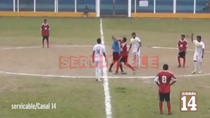 Video: Vừa bị phạt thẻ đỏ, cầu thủ đấm trọng tài tím mắt