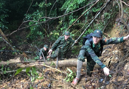 Ảnh: Bộ đội băng rừng, lội suối tạo 'lá chắn thép' ngăn COVID-19 ở vùng biên