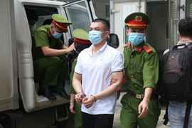 Ảnh: Công an áp giải 14 bị cáo buôn hàng lậu trong đại án Nhật Cường đến tòa