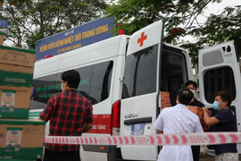 Ảnh: Tiếp tế lương thực cho 700 bệnh nhân, nhân viên BV Bệnh nhiệt đới TW