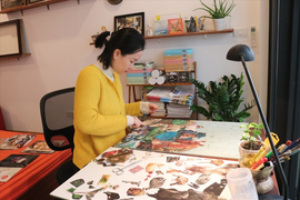 Video: Cô giáo biến giấy vụn thành tranh dạy học ở Hà Nội