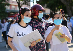 Phụ huynh đứng ngồi không yên, vừa chạy dịch, vừa ôn thi vào lớp 10 cùng con