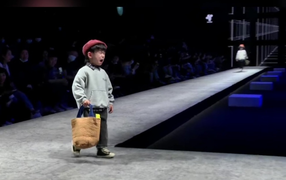 Người mẫu nhí vừa đi vừa mếu máo trên sàn diễn