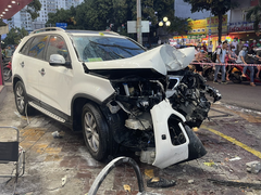 Video: Đạp nhầm chân ga, nữ tài xế tông trúng 2 người trên vỉa hè