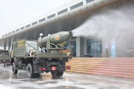 Ảnh: Xe đặc chủng phun khử khuẩn ổ dịch Bệnh viện Bệnh Nhiệt đới Trung ương